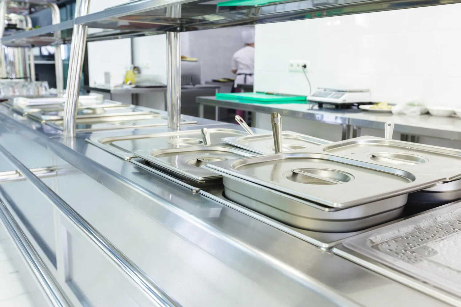 Cucina professionale con attrezzatura in acciaio inox, HACCP ristorazione