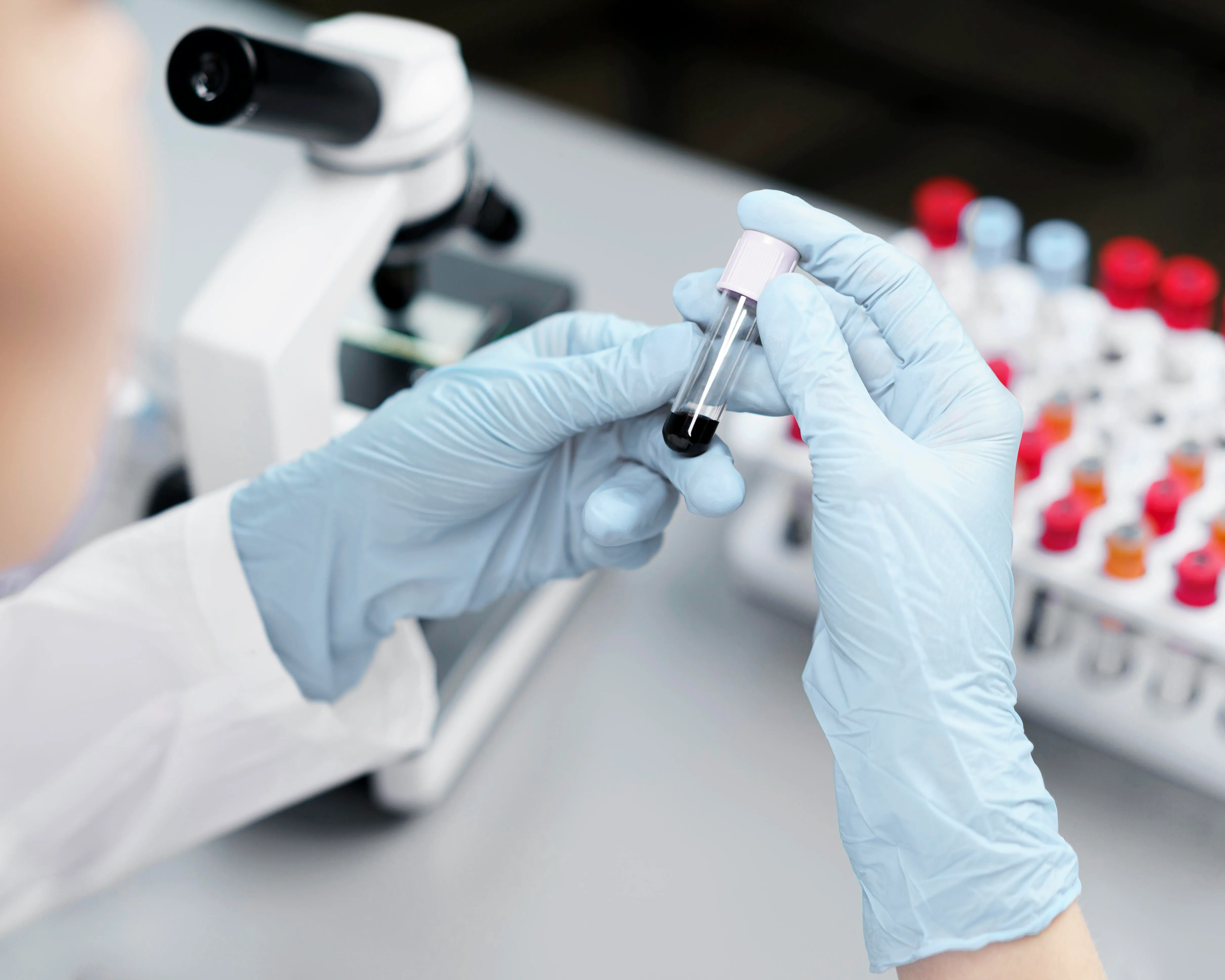 Ricercatrice in laboratorio con provette, analisi accreditate Fano